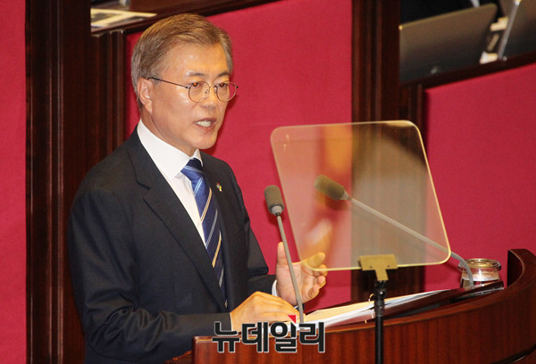 ▲ 문재인 대통령이 11일, 더불어민주당 우원식 원내대표의 요청에 따라 송영무-조대엽 장관 후보자 임명을 2~3일 미루기로 결정했다. ⓒ뉴데일리 DB