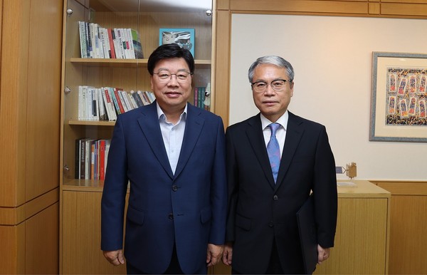 ▲ 사진 오른쪽 임근창 신임 산업협력특보.ⓒ대전시