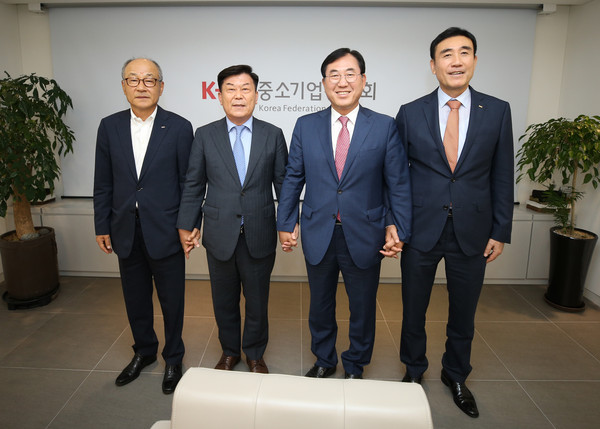 ▲ 사진 오른쪽부터 심승일 중소기업부회장,나용찬 괴산군수, 박성택 중소기업회장, 이흥우 중소기업부회장.ⓒ괴산군