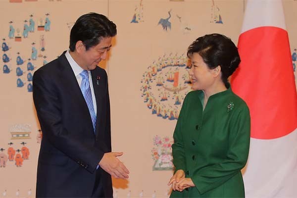 ▲ 2015년 11월 2일 방한 당시 청와대를 찾아 박근혜 당시 대통령과 만난 아베 신조 日총리. ⓒ뉴데일리 DB.