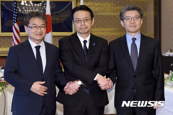 ▲ 북핵 6자회담 한·미·일 수석대표인 김홍균 외교부 한반도평화교섭본부장(오른쪽), 조셉 윤 미국 국무부 대북정책특별대표(왼쪽), 가나스기 겐지(金杉憲治) 일본 외무성 아시아대양주국장(가운데)이 지난 4월 25일 도쿄에서 북한의 지속되는 핵미사일 도발에 대한 공동 대응 방안을 협의하기에 앞서 손을 맞잡고 있다.ⓒAP/뉴시스. 무단전재 및 재배포 금지