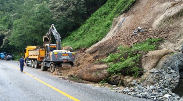 ▲ 11일 새벽 충북 제천시 청풍면 신리일원 국지도에 토사가 흘러내려 긴급 복구작업을 펼치고 있다.ⓒ충북도