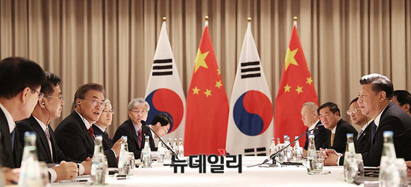 ▲ 한·중 정상회담에 참석한 문재인 대통령. 오른쪽으로 시진핑 중국 국가 주석이 보인다. ⓒ청와대 제공