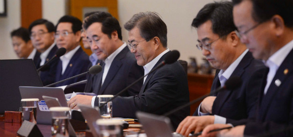 ▲ 문재인 대통령이 11일 청와대에서 열린 국무회의에서 모두발언에 앞서 미소짓고 있다. 사진 왼쪽에서 세 번째는 김영록 농림축산식품부장관이다. ⓒ뉴시스 사진DB