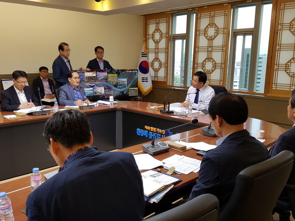 ▲ 최웅 포항시 부시장이 5월 취임이후 국별 주요업무보고를 받고 있다.ⓒ포항시