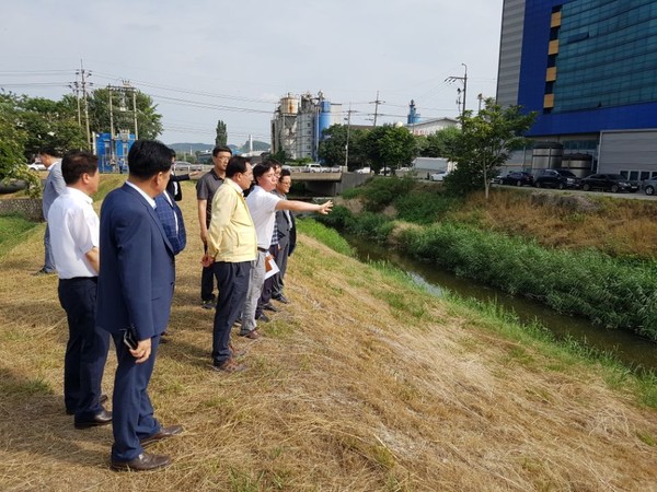 ▲ 최웅 포항시 부시장이 11일 퇴적물 수은오염 문제가 불거진 형산강 및 구무천 일대, 공단 완충저류시설 설치예정 현장, 수상 레저타운 공사현장을 직접 찾았다.ⓒ포항시