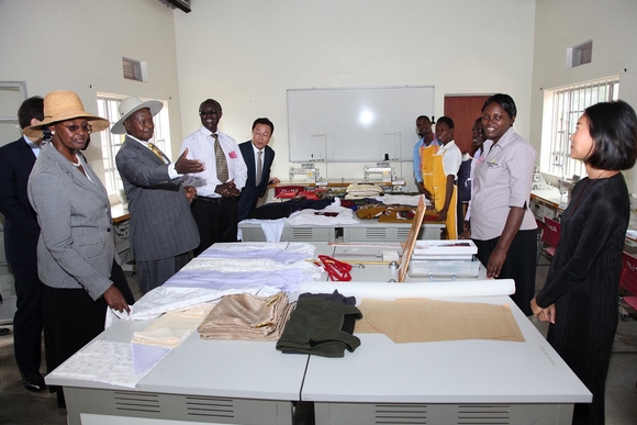 ▲ 무세베니 우간다 대통령이 직업훈련학교를 돌아보고 있다 (왼쪽에서 두번째가 무세베니 대통령)ⓒ포스코대우