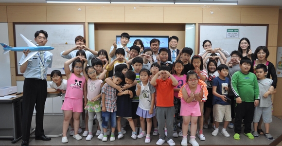 ▲ 대한항공은 지난 10일 인천시 소재 용유초등학교에서 '하늘사랑 영어교실' 봄 학기 종강식을 진행했다고 11일 밝혔다.ⓒ대한항공
