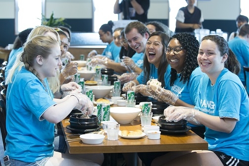 ▲ 11일 서울 성북구 한성대학교 상상관에서 진행된 '국제여름학교, 여름나기 문화행사'에서 외국인 학생들이 삼계탕 식사로 한국의 이열치열 문화를 체험하고 있다. ⓒ한성대