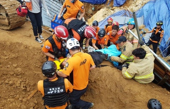 ▲ 119구조대가 붕괴 사고가 난 충북 청주시 서원구 산남동 공사현장에서 한 근로자를 구조하고 있다.ⓒ충북소방본부