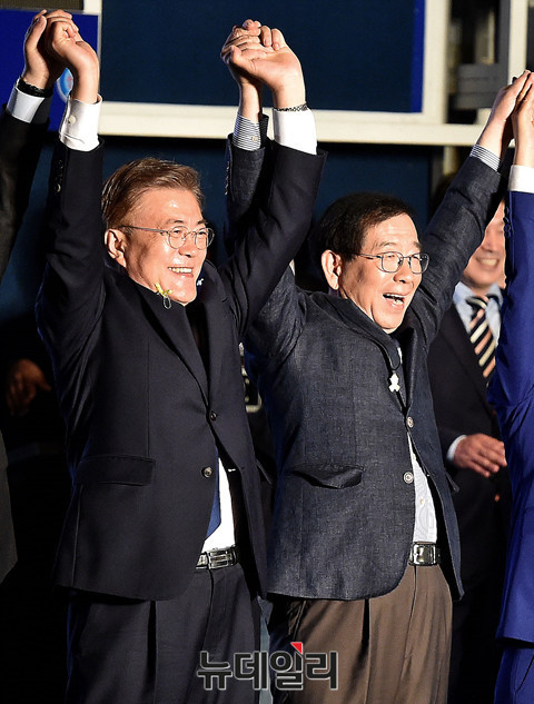 ▲ 문재인 대통령과 손을 맞잡고 있는 박원순 서울시장.ⓒ뉴데일리 이종현 기자
