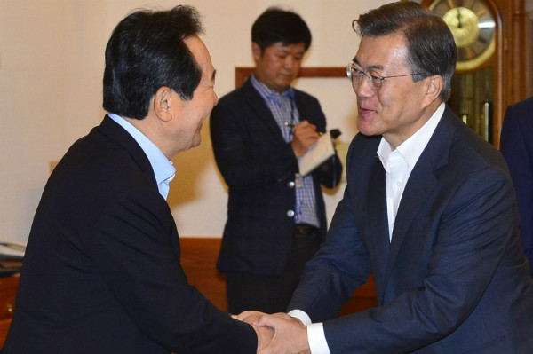 ▲ 문재인 대통령이 12일 청와대에서 열린 5부요인 오찬간담회에서 정세균 국회의장을 만나 악수를 나누고 있다. ⓒ뉴시스 사진DB