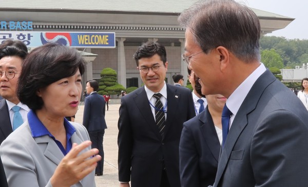 ▲ 추미애 민주당 대표가 지난달 말 문재인 대통령의 방미 출국을 환송하는 모습. ⓒ뉴시스