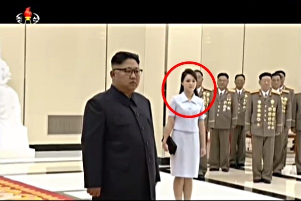 ▲ 지난 10일 北노동당 중앙위원회와 중앙군사위원회는 평양 목란관연회장에서 ‘화성-14형’ 시험발사 성공을 축하하기 위한 연회를 개최했다. 사진은 김정은이 부인 리설주와 함께 北인민군 육군, 해군, 항공 및 반항공군, 노동적위군 명예위병대를 사열하는 모습.ⓒ北선전매체 보도영상 화면캡쳐