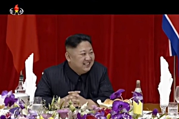황병서 北인민군 총정치국장의 축하연설이 진행되고 있는 가운데 웃고 있는 김정은.ⓒ北선전매체 보도영상 화면캡쳐