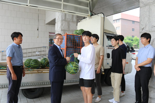 ▲ 윤여표 총장이 12일 초복을 맞아 직원들에게 직접 수박을 전달하고 있다.ⓒ충북대