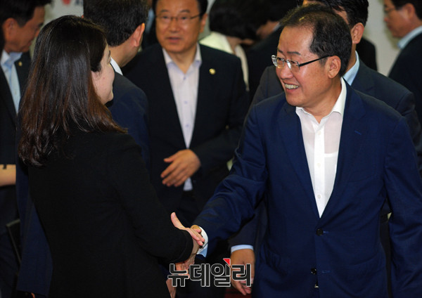 ▲ 홍준표 신임 자유한국당 대표는 12일 여의도 당사에서 초선 의원·당 지도부 만남을 가졌다. ⓒ뉴데일리 이종현