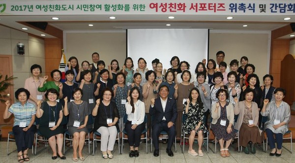 ▲ 충북 청주시가 12일 여셩 서포터즈 78명에게 위촉장을 수여했다.ⓒ청주시