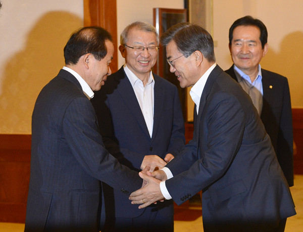 ▲ 문재인 대통령이 12일 김이수 헌법재판소장 내정자를 만나 악수하고 있다. ⓒ뉴시스 DB