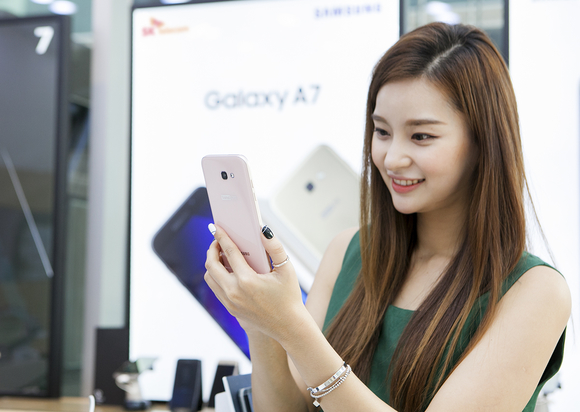 ▲ SK텔레콤이 갤럭시 A7(2017)을 14일 단독 출시하고 12일부터 예약 가입을 시작한다.ⓒSK텔레콤