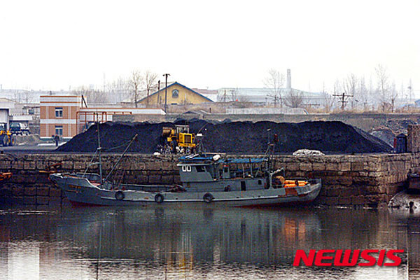 ▲ 항구에 적재된 북한산 석탄. ⓒ뉴시스. 무단전재 및 재배포 금지.