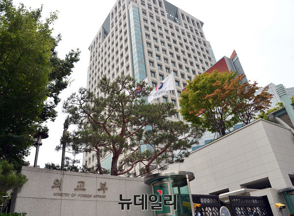 ▲ 외교부는 한미 FTA를 두고 美USTR의 특별공동위원회 개최 요구에 대해 "한·미 FTA가 양국간 무역 불균형에 영향을 끼쳤는지를 분석하는 것이 선행돼야 한다는 입장을 개진할 것"이라고 밝혔다. 사진은 외교부 청사.ⓒ뉴데일리 DB