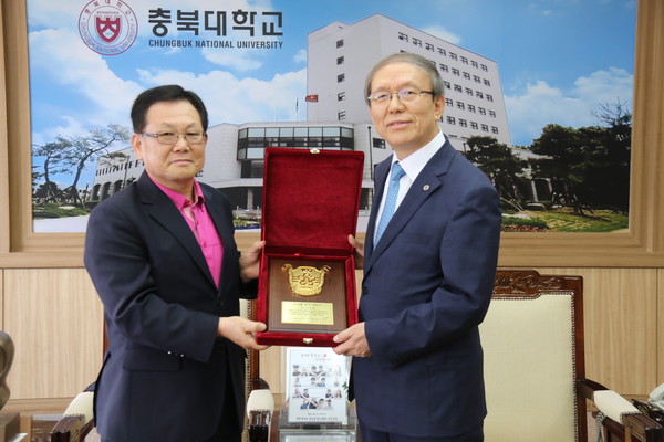 ▲ 윤여표 충북대 총장(우)에게 김순식 대전고 총동문회 사무총장(좌)이 감사패를 전달하고 있다.ⓒ충북대