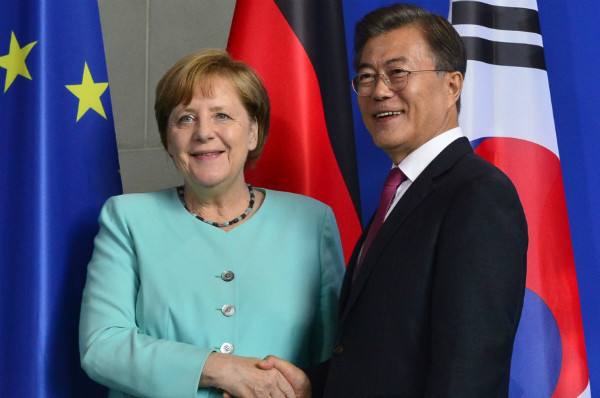 ▲ 동독 출신으로, 28년 만에 통일 독일을 이끌게 된 앙겔라 메르켈 독일 총리와 미래 한반도 통일을 꿈꾸는 문재인 한국 대통령이 악수하고 있다. ⓒ뉴데일리 DB.