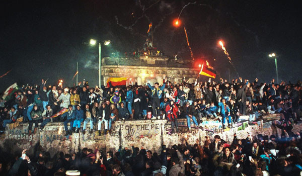 1989년 11월 9일(현지시간) 베를린 장벽이 무너진 날의 모습. ⓒ월드킹.ORG 관련화면 캡쳐.