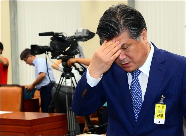 ▲ 조대엽 노동부 장관 후보자가 이마를 만지는 모습. ⓒ뉴시스