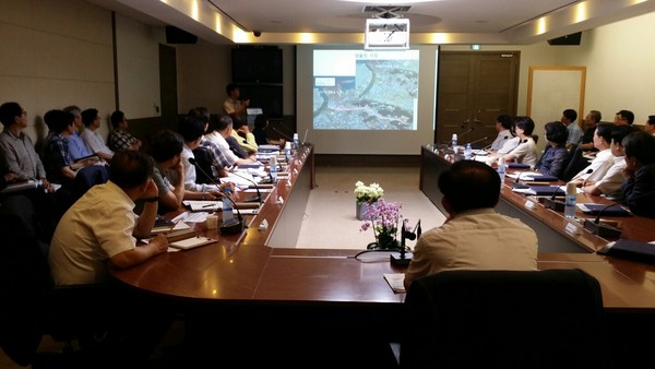 ▲ 포항시는 13일 시청 중회의실에서 최웅 포항시 부시장 주재로 간부공무원이 한자리에 모인 가운데 구무천 수계 오염 형산강 환경관리 종합대책에 대한 테마보고를 개최했다.ⓒ포항시