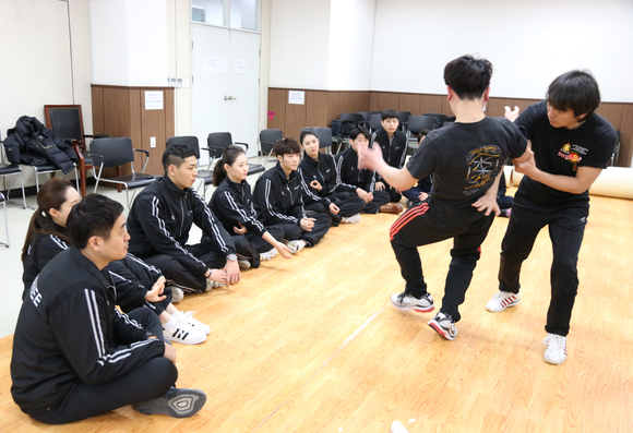 ▲ 이스타항공은 지난 12일 서울 강서구 본사 훈련장에서 기내 안전 강화를 위한 '호신술 훈련'을 진행했다고 13일 밝혔다.ⓒ이스타항공