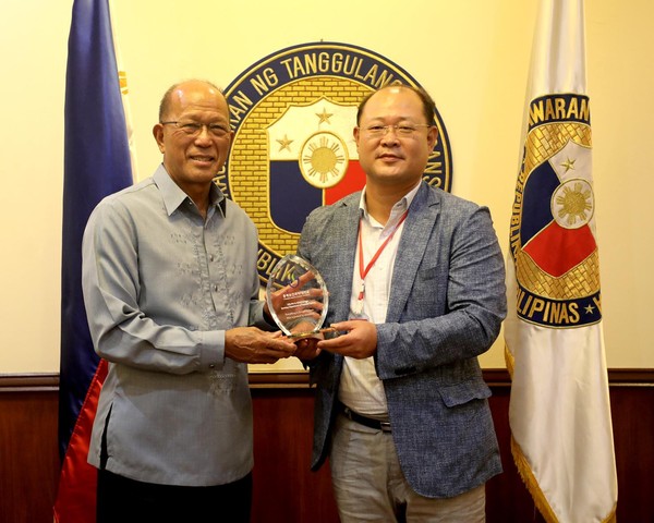 ▲ 충북보건과학대학교 박용석 총장(오른쪽)이 최근 필리핀 로렌자나 국방부 장관을 만나 기념패를 전달하고 있다.ⓒ충북보건과학대학교