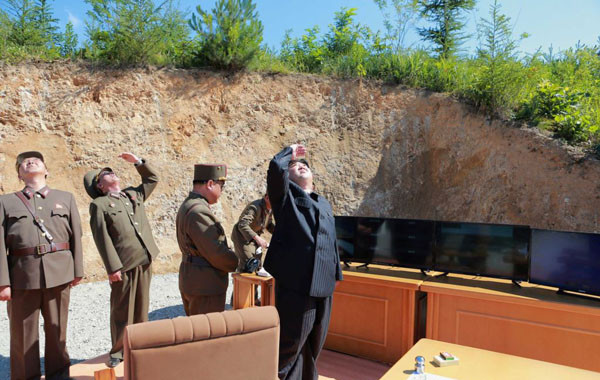 ▲ 지난 7월 4일 대륙간 탄도미사일(ICBM) '화성-14형' 시험 발사를 지켜보는 김정은. ⓒ北선전매체 화면캡쳐.