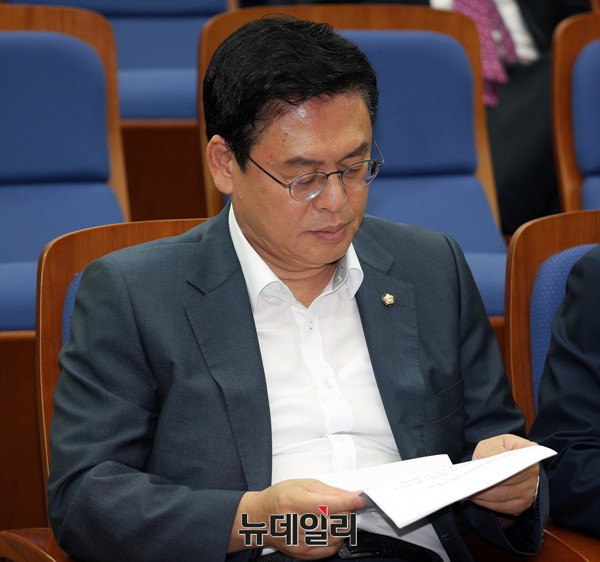 ▲ 14일 국회에서 열린 자유한국당 의원총회에 참석한 정우택 원내대표. ⓒ뉴데일리 이기륭