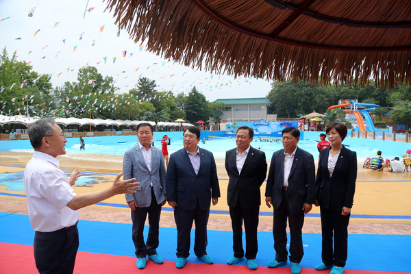 ▲ 기행위 의원들이 두류워터파크 방문해서 현언업무를 청취하고 있다.ⓒ대구시의회