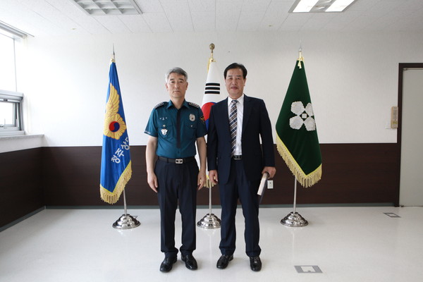 ▲ 남원길 씨(우)와 이상수 청주 상당경찰서장(좌).ⓒ상당경찰서