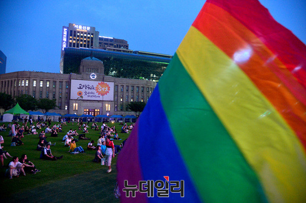 ▲ 14일 서울시청 앞 광장 '2017 퀴어문화축제' 개막식 현장.ⓒ뉴데일리 공준표 기자