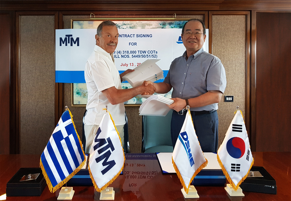 ▲ 지난 13일(현지시간) 그리스에서 대우조선해양 정성립 사장(오른쪽)과 안젤리쿠시스 그룹 존 안젤리쿠시스 회장(왼쪽)이 초대형유조선 건조 계약서에 서명한 뒤 악수를 하고 있다.ⓒ대우조선해양