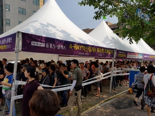 ▲ 서울 구로구 '구로 항동지구 중흥S-클래스' 아파트 견본주택을 보기 위해 줄을 길게 늘어서는 진풍경이 연출됐다. = 김백선 기자