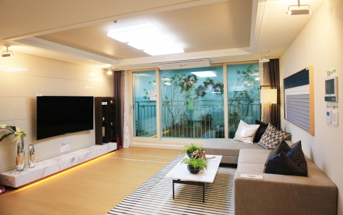 ▲ 구로 항동지구 중흥S-클래스 전용 84㎡ 유니트 전경. 거실과 주방이 맞통풍 구조를 띄고 있다. = 김백선 기자