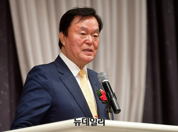 한국자유총연맹 김경재 총재가 15일 대구 프린스호텔에서 열린 '2017년 전국 청년회장 합동연수'에서 개회사를 하고 있다. ⓒ뉴데일리