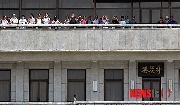 ▲ 북한 판문각에서 한국 판문점을 바라보는 외국인 관광객들. ⓒ뉴시스. 무단전재 및 재배포 금지.
