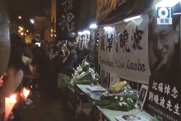 ▲ 홍콩 시민들이 지난 13일 타계한 중국의 인권운동가 류샤오보(劉曉波)를 추모하기 위해 촛불을 들고 거리로 나섰다. 사진은 관련 '홍콩01' 보도 일부.ⓒ'홍콩01' 보도영상 화면캡쳐