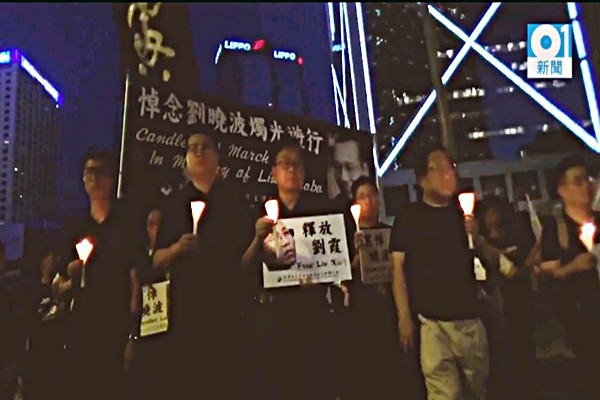 ▲ 홍콩 시민들이 촛불을 들고 류샤오보를 추모하기 위한 행진을 하고 있다.ⓒ'홍콩01' 보도영상 화면캡쳐