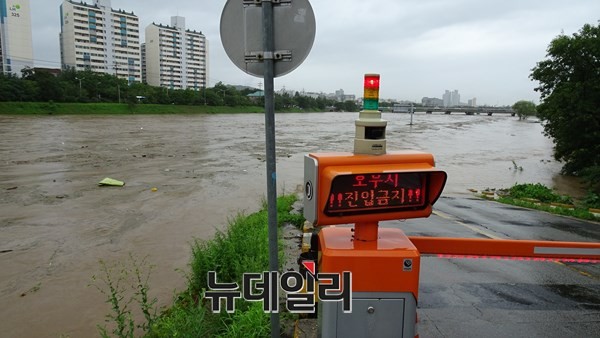 ▲ 16일 오전 집중호우로 충북 청주 무심천이 범람위기에서 완전히 벗어난 가운데 불어난 물이 충북 청주 무심천을 흐르고 있다.ⓒ김정원기자