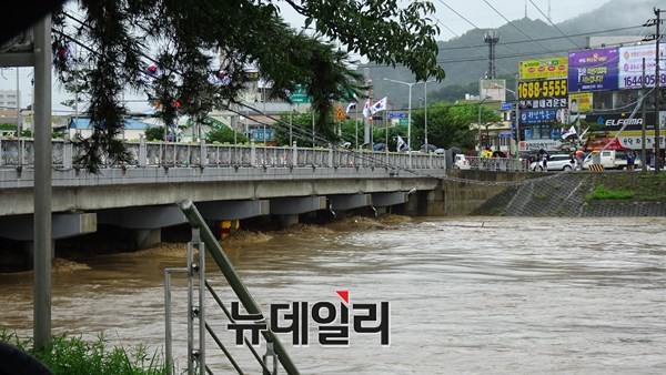 ▲ 16일 오전 집중호우로 충북 청주 무심천이 한때 범람위기상황까지 수위가 올라온 무심천 꽃다리 아래 불어난 물.ⓒ김정원기자