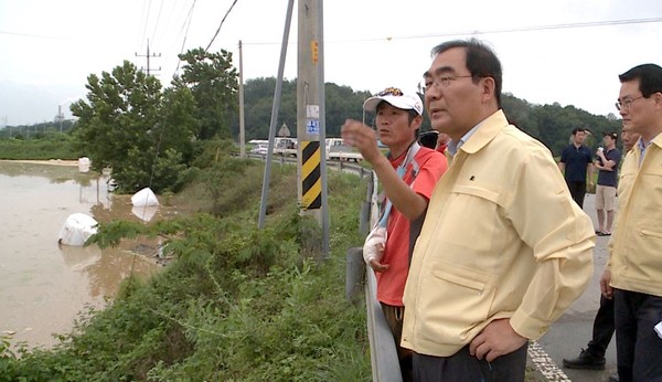 ▲ 이승훈 충북 청주시장이 16일 폭우 피해 지역을 찾아 현장을 점검하고 있다.ⓒ청주시