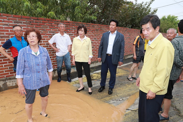 ▲ 김양희 충북도의회 의장과 도의원들이 16일 폭우 피해를 입은 오송의 한 마을을 방문해 피해상황을 점검하고 있다.ⓒ충북도의회