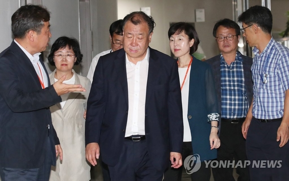 ▲ 회의장 들어서는 어수봉 위원장ⓒ연합뉴스